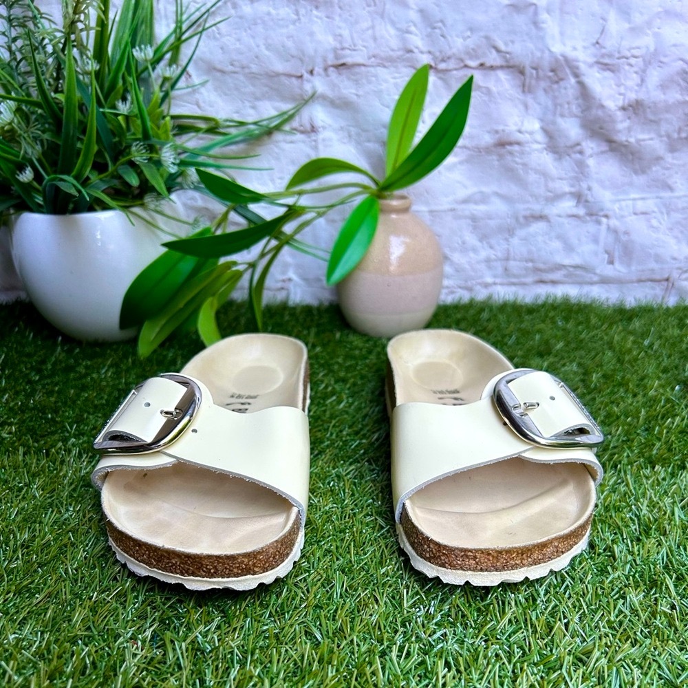 Birkenstock Cream Single-Buckle Slide Sandals - Picture 12 of 16